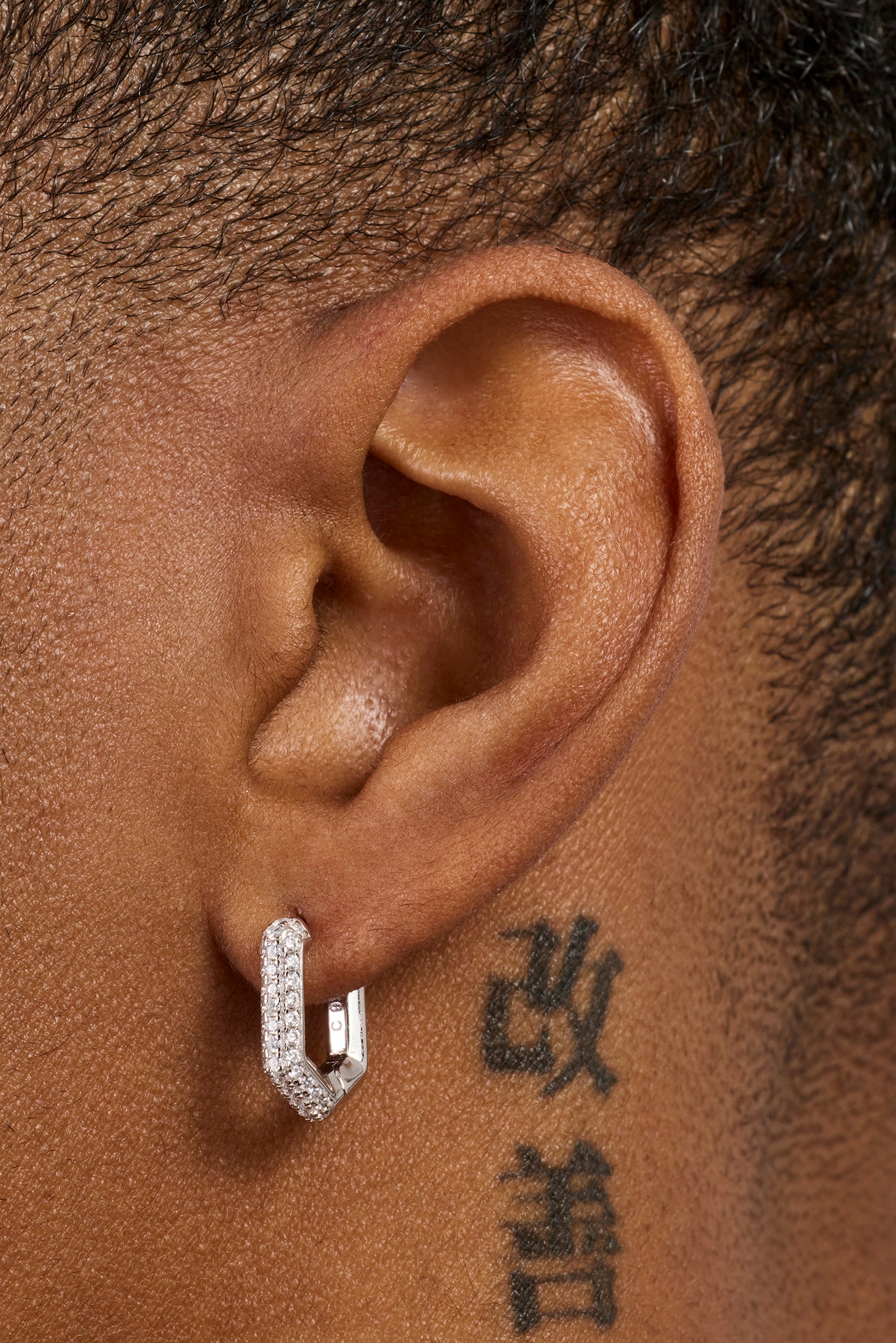 Eisbesetzte Pentagon-Huggie-Creolen – 15 mm – Weiß